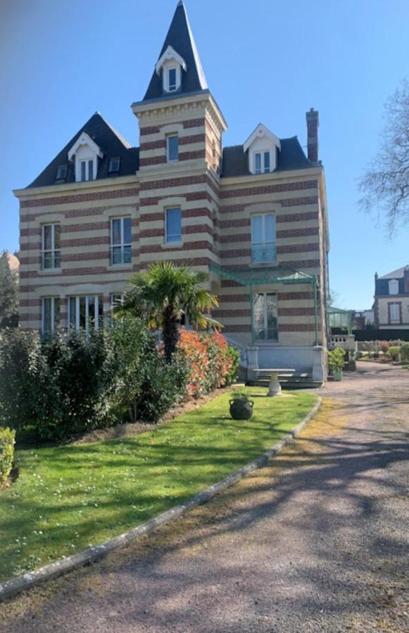 Cosy appartement dans une villa avec piscine, proche du centre et de la mer Cabourg Extérieur photo